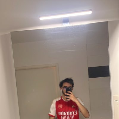 En sweat de Septembre à Mai, en maillot de foot de Mai à Septembre