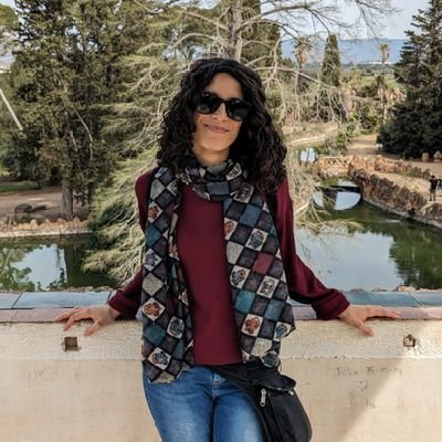 Diseñadora editorial y grafista, amante de los libros juveniles y los animales. Vivo a medio camino entre libros, videojuegos, rol y viñetas.