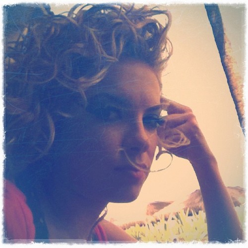 Casados com Lua Blanco, não é uma traição com o casal LuAr, eu amo os dois, mas é só um nome pra o FC, amo a Lua Blanco, um Fc dedicado a ela!