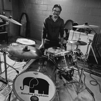 DON'T YOU TALK ABOUT HENNIE!
//
🥁 barefoot elephants and stuff.
//
honk. dmb. seinfeld.