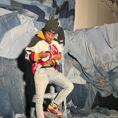 JoJo on the beat bitch 🎹🎼 LongLiveKewi LongLiveBnard LongLiveEman LongLiveLean💙somewhere being a nerd 💻 🦅