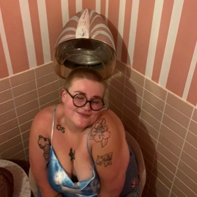 i’m just like a manic pixie dream girl but in a girlboss way (she/they)