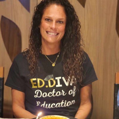 Educational blogger, Ed.D @molloyedd, NBCT & ELA obsessed. Grassroots educational leader on a mission to grow & learn. #grassrootsteaching