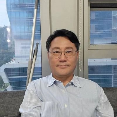 After graduation, i migrated to the United States to work with the world health organization, I am a single father with a lovely son whose name is Leo. (AM CAI)