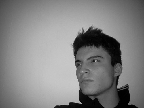 Aime la Musique et la Dance,
Testeur de matelas ^^,
Geekeur  de temps en temps 
profite de chaque instant Avec l'entourage