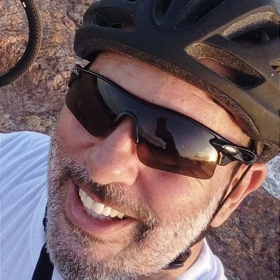 Produtor Executivo, Cozinheiro, Patriota, Direita, Família. Irredutivelmente contra os esquerdofrênicos, esquerdopatas, esquerdóides debilóides e sem cérebros.