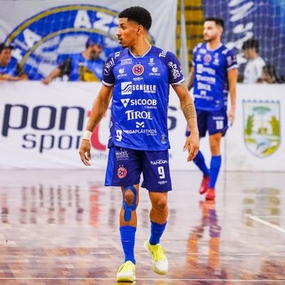 Atleta de futsal //
Vivo com fome //
Só posto merdaaaaa, porém sou gente boa...