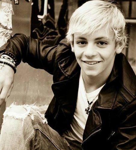 i love love love ross lynch........errr to much love for ross lynch.......#ForeverInLoveWithRossLynch