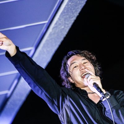 吉本興業所属。  群馬県住みます芸人ガッツいわせです！ DJイベント「KAMINARI PARTY」主催！お笑いライブ以外でも司会やDJのオファー何でもお待ちしてます！ 愛玩動物飼養管理士２級。宅地建物取引士。