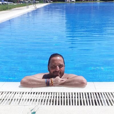 Avila2Hugo's profile picture. Esta red social me cerró mi anterior cuenta, así que me reinventé.
De padre madrileño, madre sevillana, esposo asturiano y crianza gaditana.