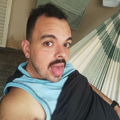 Sou a maioria das coisas que você que se diz  *cidadão de bem* detesta. Para me engolir tem que saber digerir espinhos.