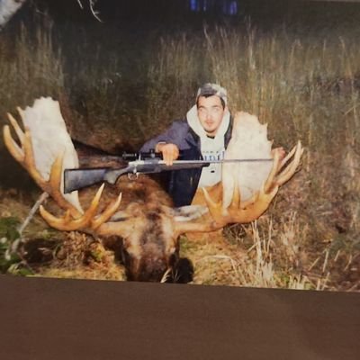 white/native lived in Alaska all my life. hunting n fishing professional snowmachine racer. just started streaming games.