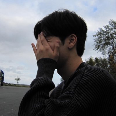 lainzelle's profile picture. blue pieces of light in the middle of youth