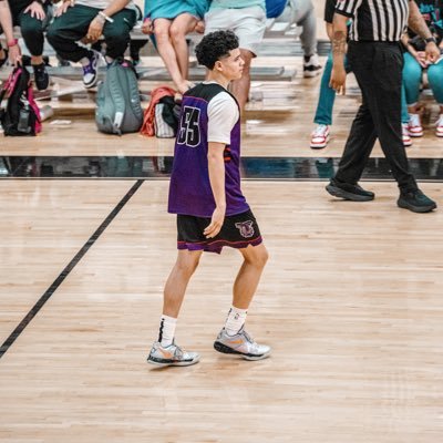 rakenvargas55's profile picture. 6’1 PG @EOPHoops c/o 2025 @StMUmbb 🇻🇮