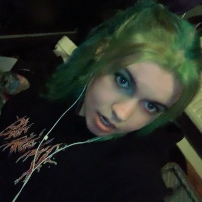 parxveil's profile picture. | she/her | 19 | constant state of confusion???? instagram: @ ja.e.lien ✨