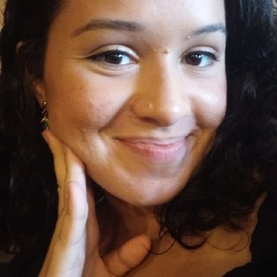 Forte e corajosa polinizo.
Professora de ciências e biologia, mas que se arrisca a ensinar inglês, matemática, física, química, português...