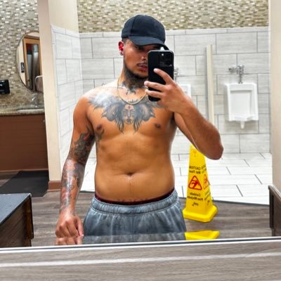 DILF, 24, FLUID, 18+ ONLY, 5’5 Short King, married to @katee_suicide 🖤 DM for collabs