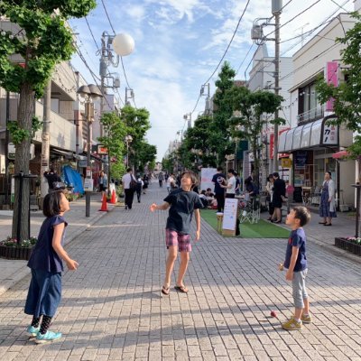 石畳と並木道が続く、歩くと幸せになる商店街