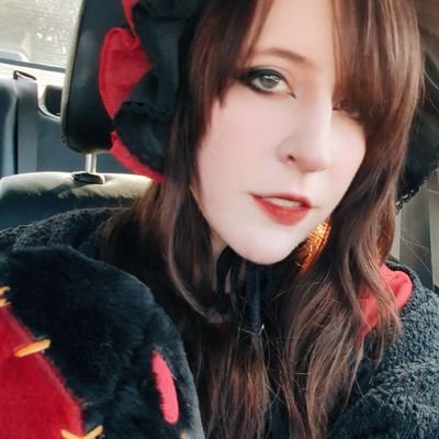 Shitty variety streamer, cosplayer, and professional goofball.
https://t.co/5Yg49b7ibj :3