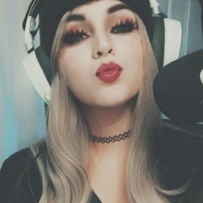 Finding myself | Smol Partnered twitch streamer | Partnered with @advancedgg Code: VIXIN | https://t.co/BkgpEf3abx