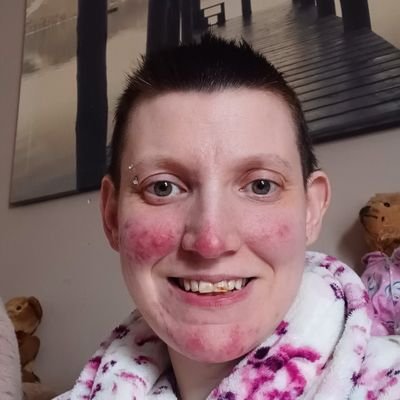 Kelly 34 from Kirkcaldy I love pop music and dance music rock and pop punk love cars cats and coffee love buses and taking photos of them I'm taken and happy
