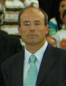 Zamorano, pero afincado en Salamanca hace muchos años. Médico dedicado a la Medicina deportiva. Me gusta el baloncesto y el buen vino.