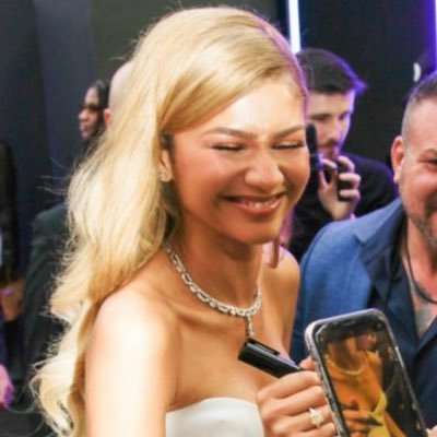 🫂 Zendaya Fan Page, 2x Emmy Winner 🫂 mostly Challengers content!! (🇫🇷•🇨🇺)