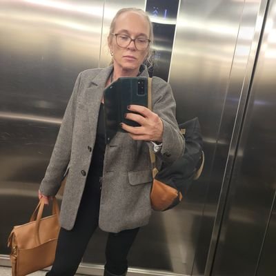 Dyrevenn, jurist/advokat, Vålerenga-supporter, samboer, feminist. Retweet uten kommentar = støtte.