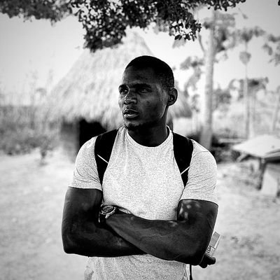 Kingnaayande's profile picture. 📌Med student on a mission | Copywriting, marketing & personal growth nerd |Telling stories, selling smart, growing daily.