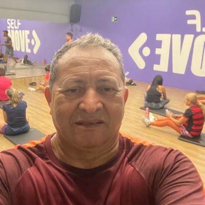 Sou engenheiro civil, solteiro, pai do Guilherme, Eleny e Harlles, empresário no ramo da construção civil, pecuarista e anti-PT.