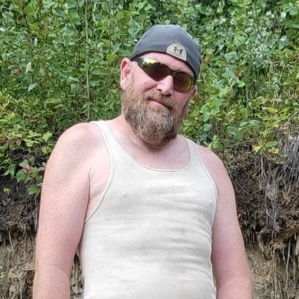 Perpetually horny redneck.  Into other masc redneck, trucker, outdoorsy, blue collar, open minded guys. Into piss, cum freeballing, cockrings, sweat, pits, etc.