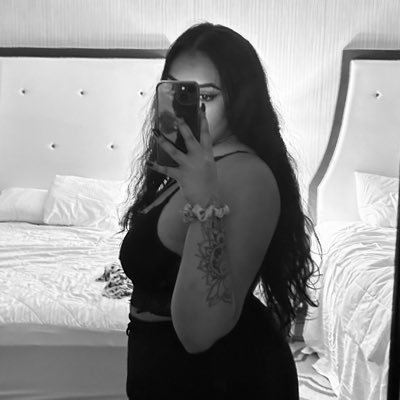 I want to paint it black 🖤 23F 🇨🇦