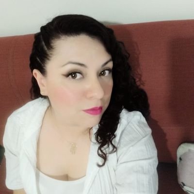 psicóloga Clínica, especialista en adicciones.
en lo personal amante de los gatos, los cosas cursis y oscuras. Sarcástica y burlona