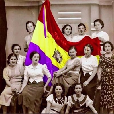 Republicana, sangre roja y corazón a la izquierda. ❤️💛💜. Por un mundo en igualdad, libertad, y lleno de buenas vibraciones. Y el pensamiento siempre de paso.