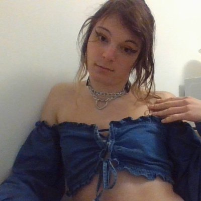 she/her , pétasse ailée vole au dessus de cette société , autiste (débile) ,24 ans