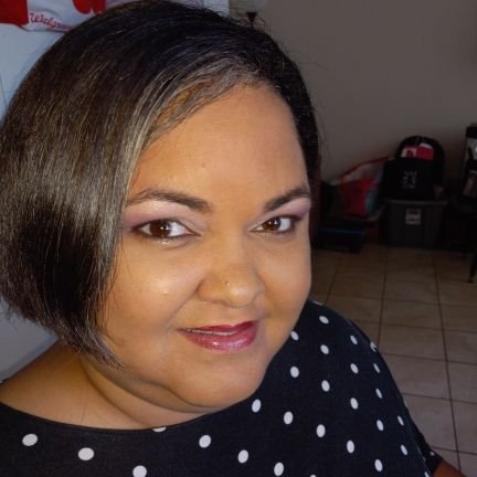 mujer puertorriqueña: amante de la educación, la psicología, el maquillaje, la playa y el 🏀