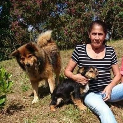 Educadora,(no Fecode),madre de 3 hijas y 2 hijos,trabajadores y Uribistas.Abuela de Alejandro,Tomás,Paulina,Alice y Matías.Con 2 hijos,1 nieto perrunos ,1gatuna