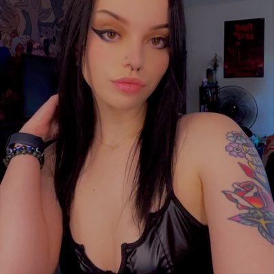 emo trash & lover of all things spooky🔪 | 25🌙| mama to declan💜 🦇🔮