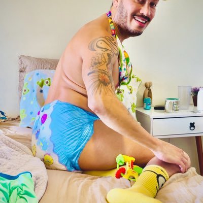 ABDL Brazilian Boy looking for a daddy to keep me safe in diapers like a baby who I am.