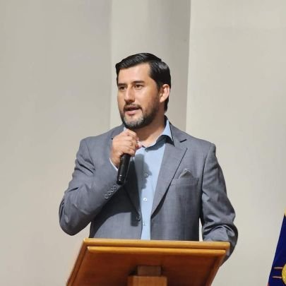 Galapagueño de nacimiento y de corazón.

Padre de Amaury y Scarlett, la razón de mi lucha diaria por un Galápagos mejor.

Valiente Guardaparque de por vida!!!