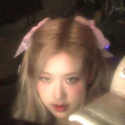 ⠀⠀⠀⠀⠀⠀⠀⠀— escuchando queen con taehyung 𔒴
⠀⠀@Kimples94_ ✯ sm: @jinkoocraft