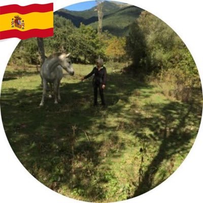 Española ,aragonesa ,madre ,católica ,PP ,amante de los animales ,diseñador gráfico .