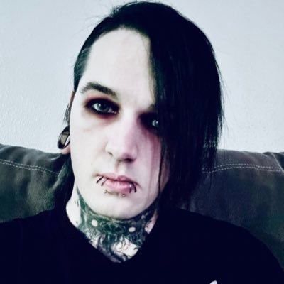 Guitarist for @5omethingTragic
Vocalist for @_Maybememories_