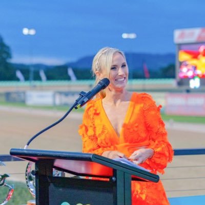 PRESENTER in 🇦🇪 • @SkyRacingAU •Trackside NZ • University of Canterbury • Crowned Miss Chocolate Eating Champ '14 • Views are my own • 🥝