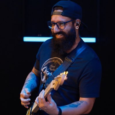 IT Unix/Linux, Músico (meia boca haha), Marido, Pai, Cozinheiro quando da tempo.