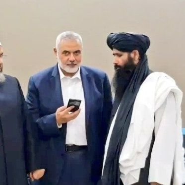 غټ غټ غرونه په خپل ځان کې د اوبو چینې لري او د لویو لویو خلکو زړونه اوښکي