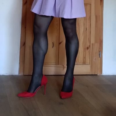 I am gameboy crossdresser. I love PS4, footfetish, girly clothes ...