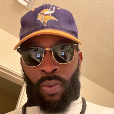 Johnee Bravo The 1 Man Street Team TDMGBravo. yo wife is.....my baby mama!!