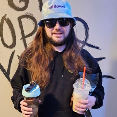 300 year old nerd, who plays Magic: the Gathering. other hobbies include talking about NBA, music, or anime.