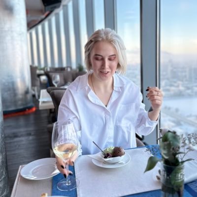 всё это не имеет значения.
некоторые вещи наладить нельзя. карусель кружит без остановок. кажется я влюблена. не кажется